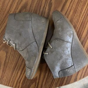 Tom’s wedge booties